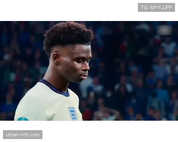 英超新星萨卡训练场稳健发挥，团队精神与幽默风采获赞