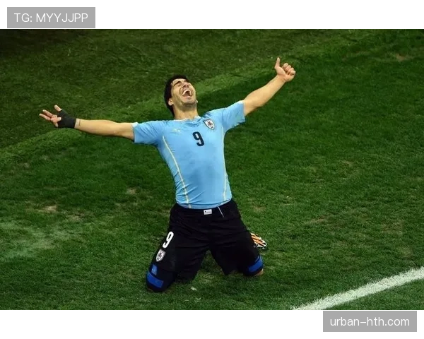 苏亚雷斯：从单箭头到自由中锋的战术角色演变