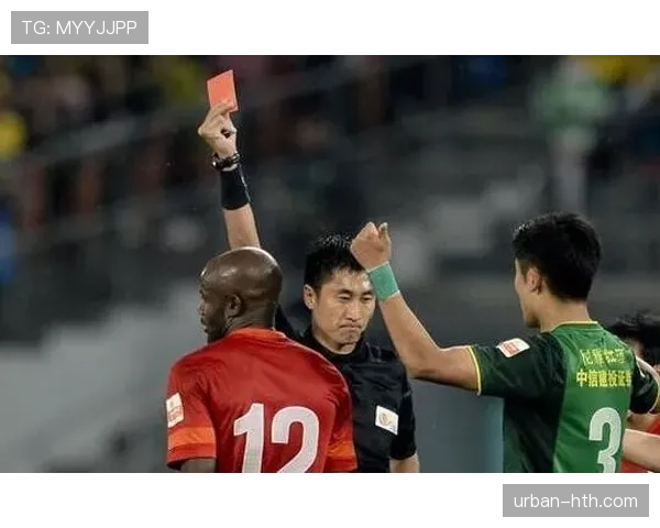 被换下球员场边抗议，裁判为何还能出牌？